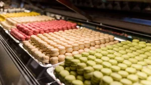 Diversos macarons suíços expostos na vitrine: são os luxemburgeli